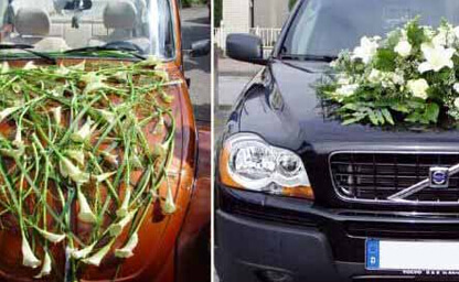 Zwei Wagen mit hochzeitsschmuck auf der Mortorhaube