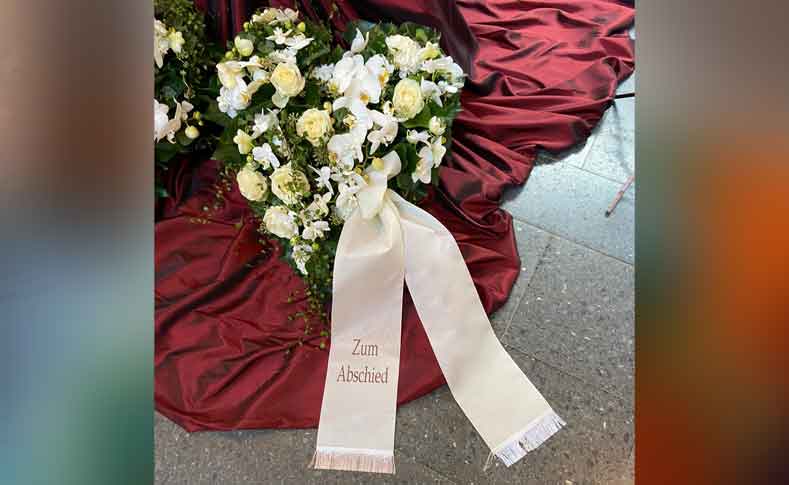 Trauerfloristik weiße Trauerfeier - von Blumen Jentsch Beispiel 2